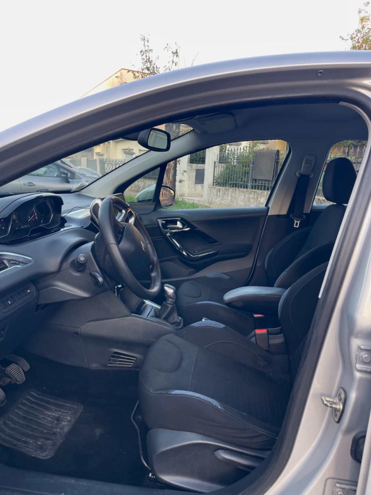 Peugeot 208 1.4 HDi 68 CV 5 porte Allure per Neopatentati 204
