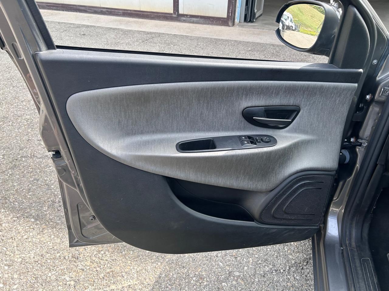 Lancia Ypsilon 0.9 TwinAir 85 CV 5 porte Metano Ecochic Gold