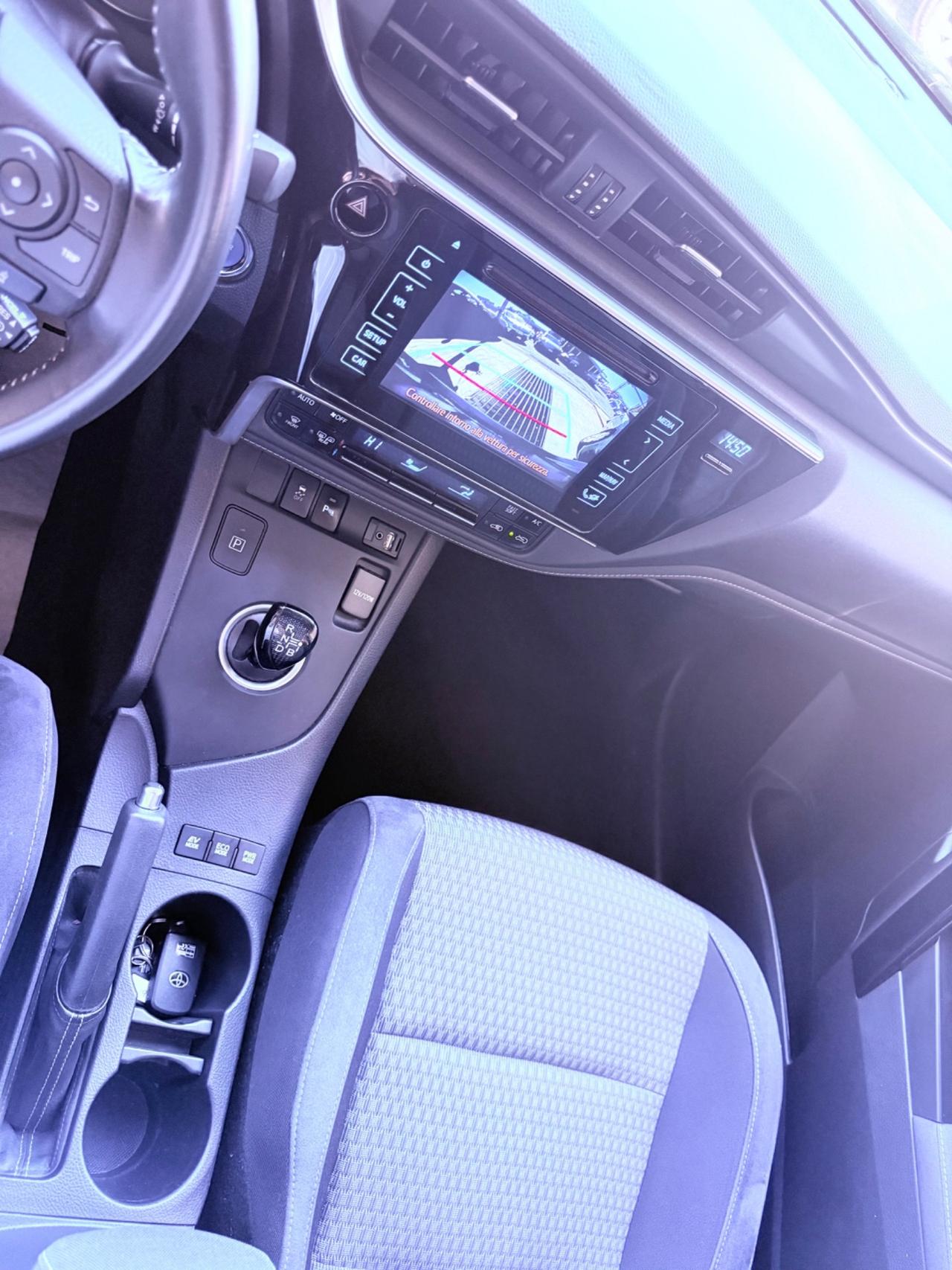 Auris Touring Sports 1.8 Hybrid Lounge-70 mila km -unipro