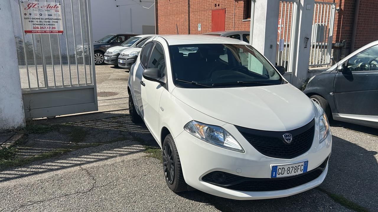 Lancia Ypsilon 1.0 FireFly 5 porte S&S Hybrid Ecochic Silver
