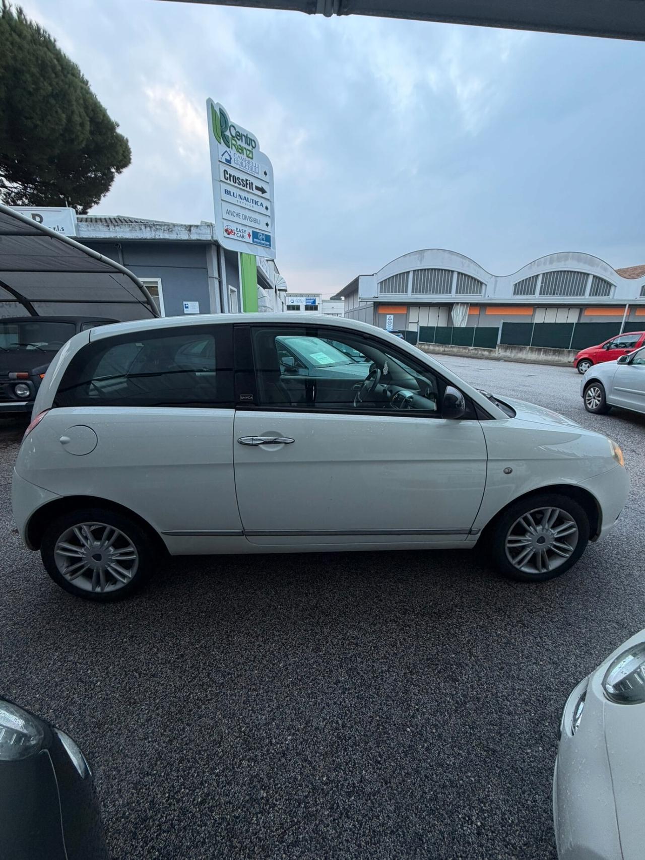 Lancia Ypsilon 1.2 69 CV Unyca