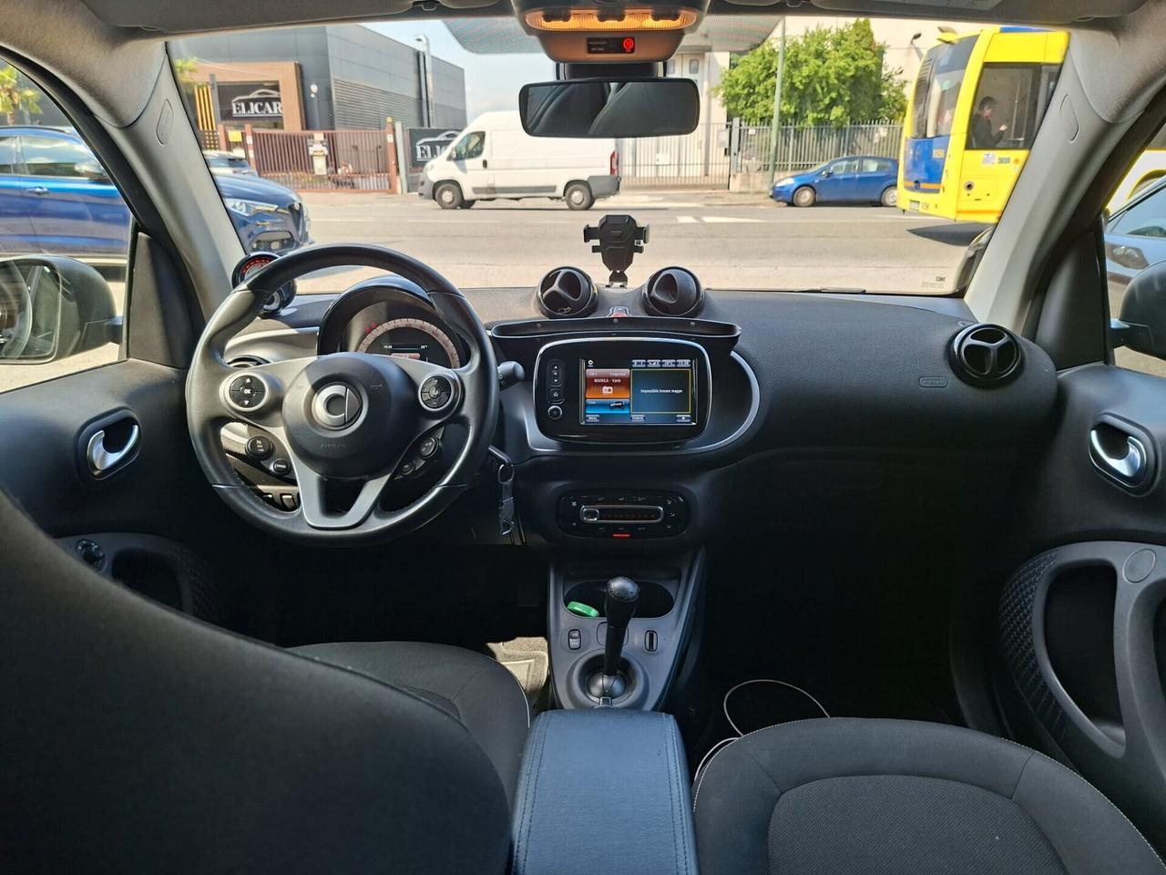 Smart ForTwo electric drive, allestimento Passion. Tetto panoramico con tendina, cerchi diamantati, schermo touch screen e molto altro