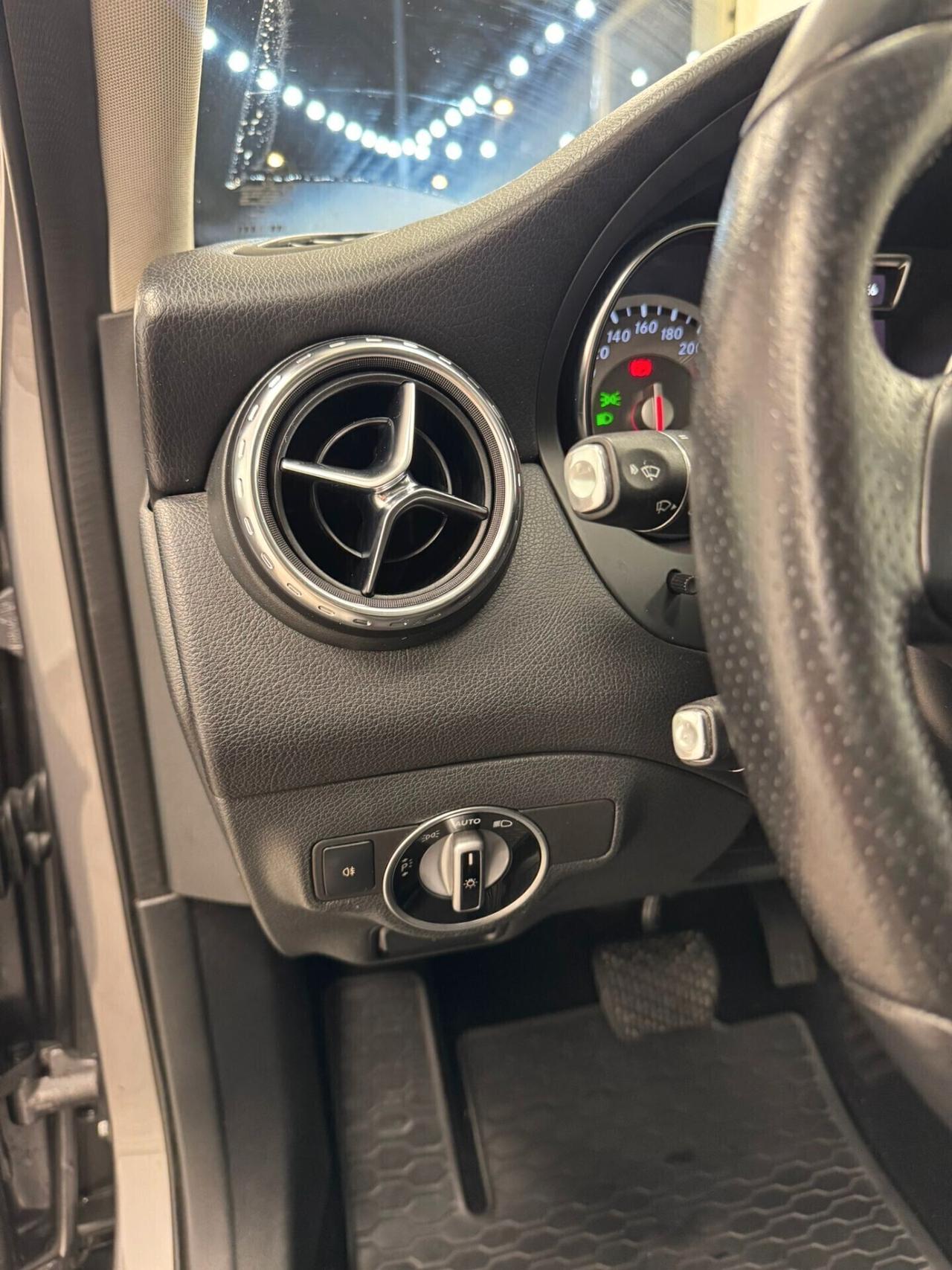 MERCEDES-BENZ GLA 200 D AUTOMATC PREMIUM