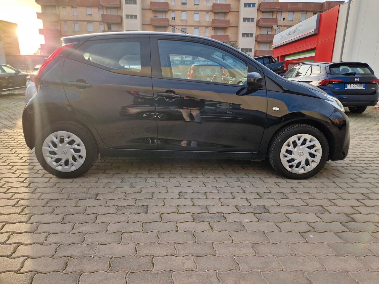 Toyota Aygo Connect 1.0 VVT-i 72 CV 5p x-play