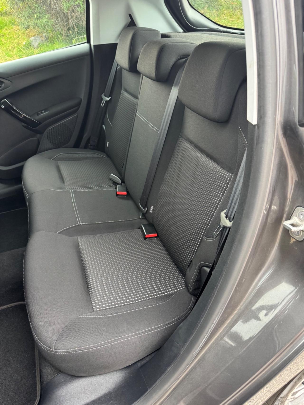 Peugeot 208 tagliandata cinghia nuova Neopatentati
