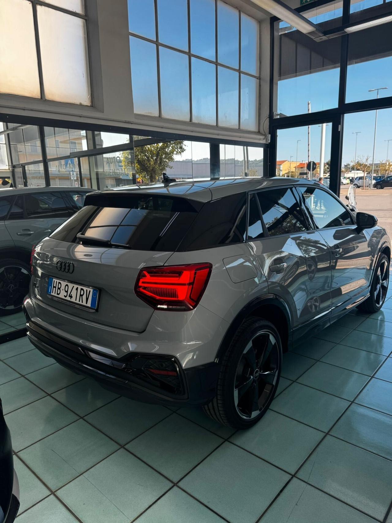 Audi Q2 35 TDI S tronic Identity Black