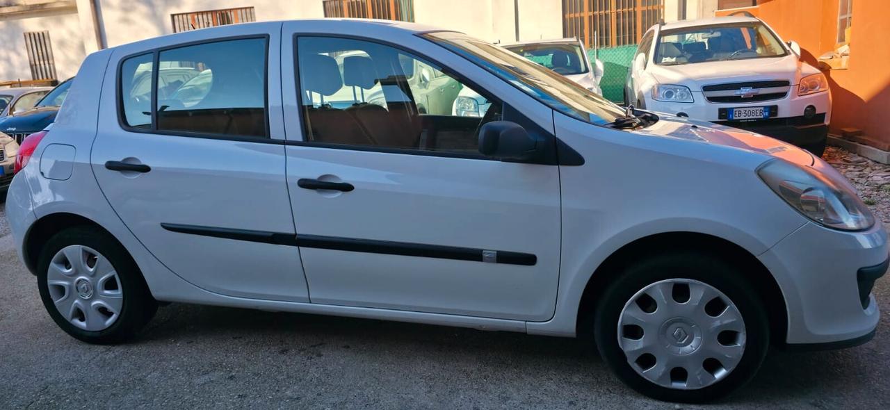 Renault Clio 1.2 16V 5 porte Luxe neopatentati
