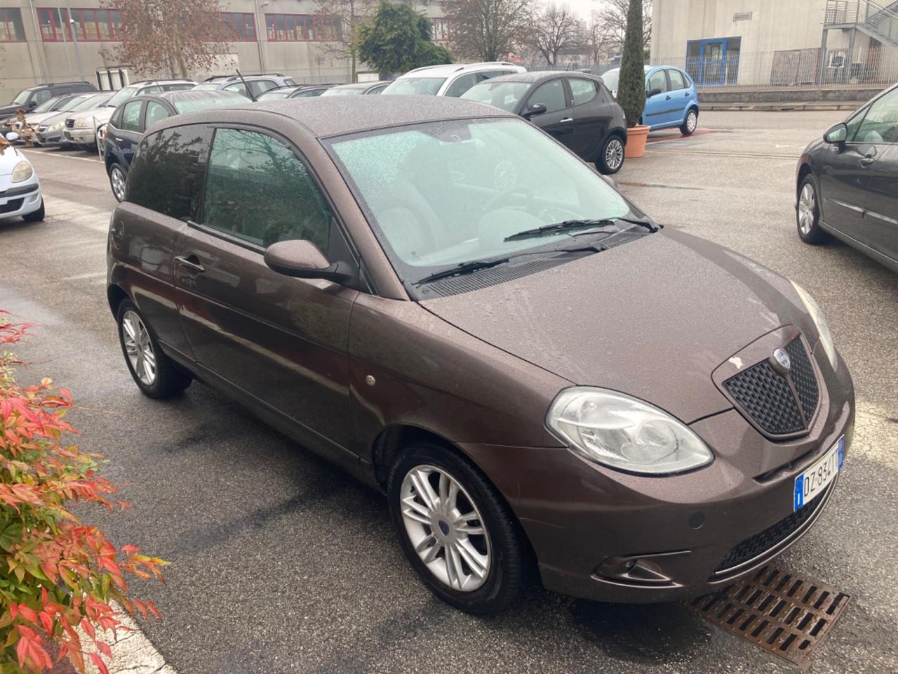 LANCIA YPSILON (EDIZIONE LIMITATA VERSUS)