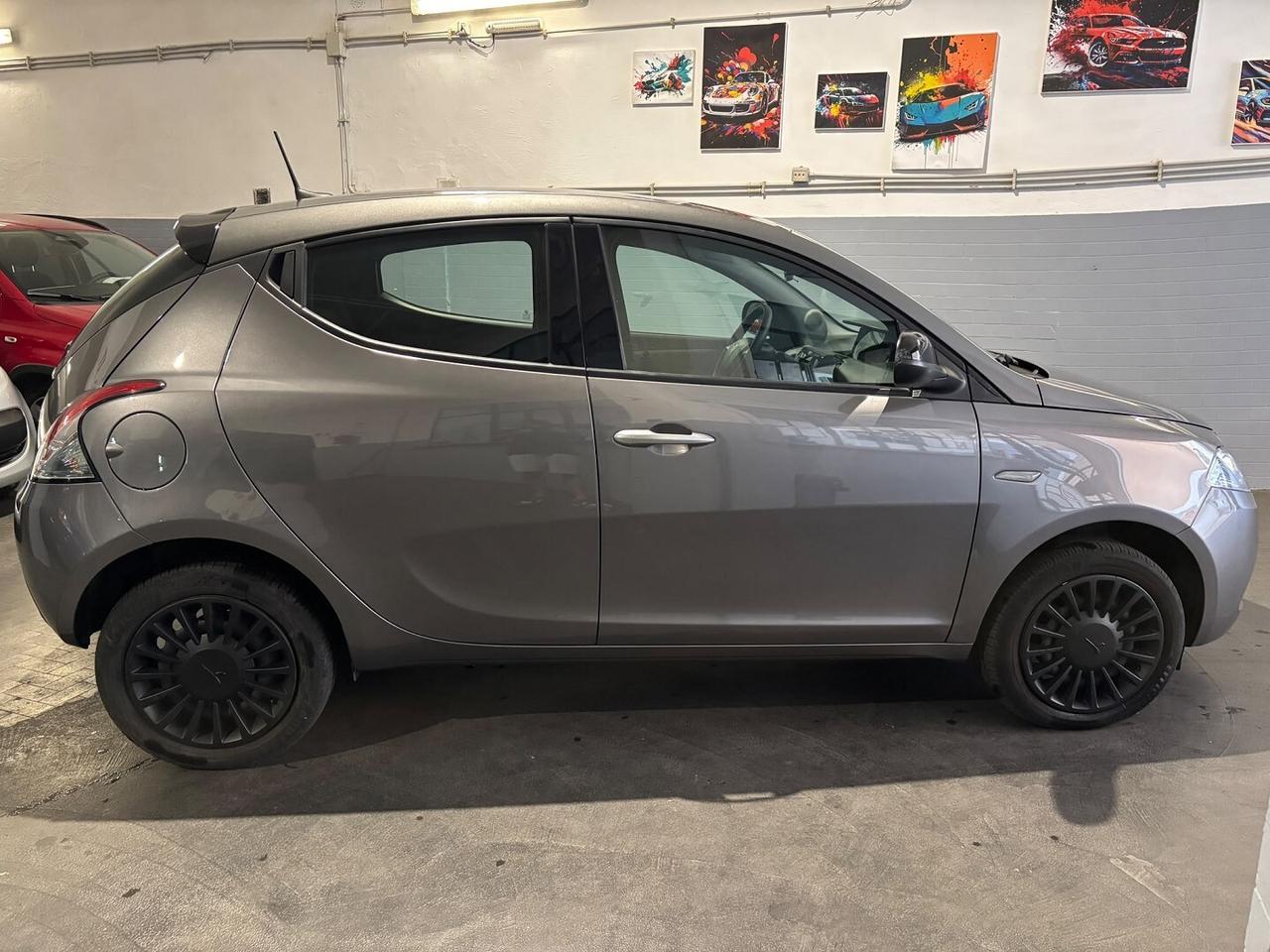 Lancia Ypsilon 1.0 HYBRID