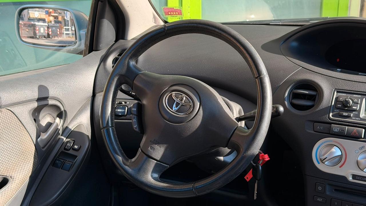 Toyota Yaris 1.0i 16V cat 5 porte Sol