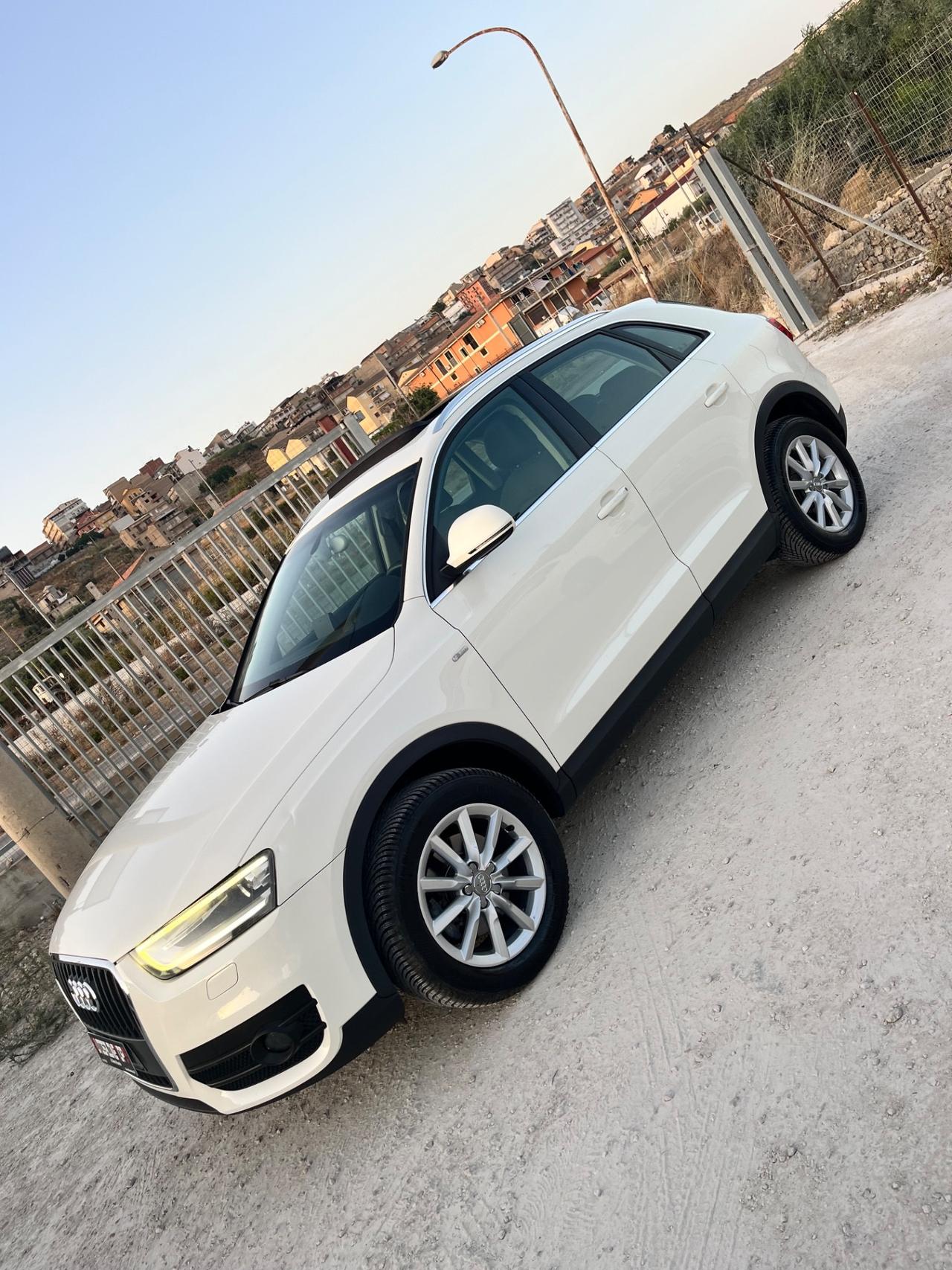 Audi Q3 2.0 TDI S-Line con navigatore uxno tetto apribile