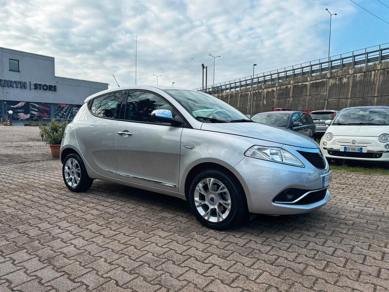 Lancia Ypsilon 1.2 69 CV 5 porte Platinum OK NEOPATENTATI