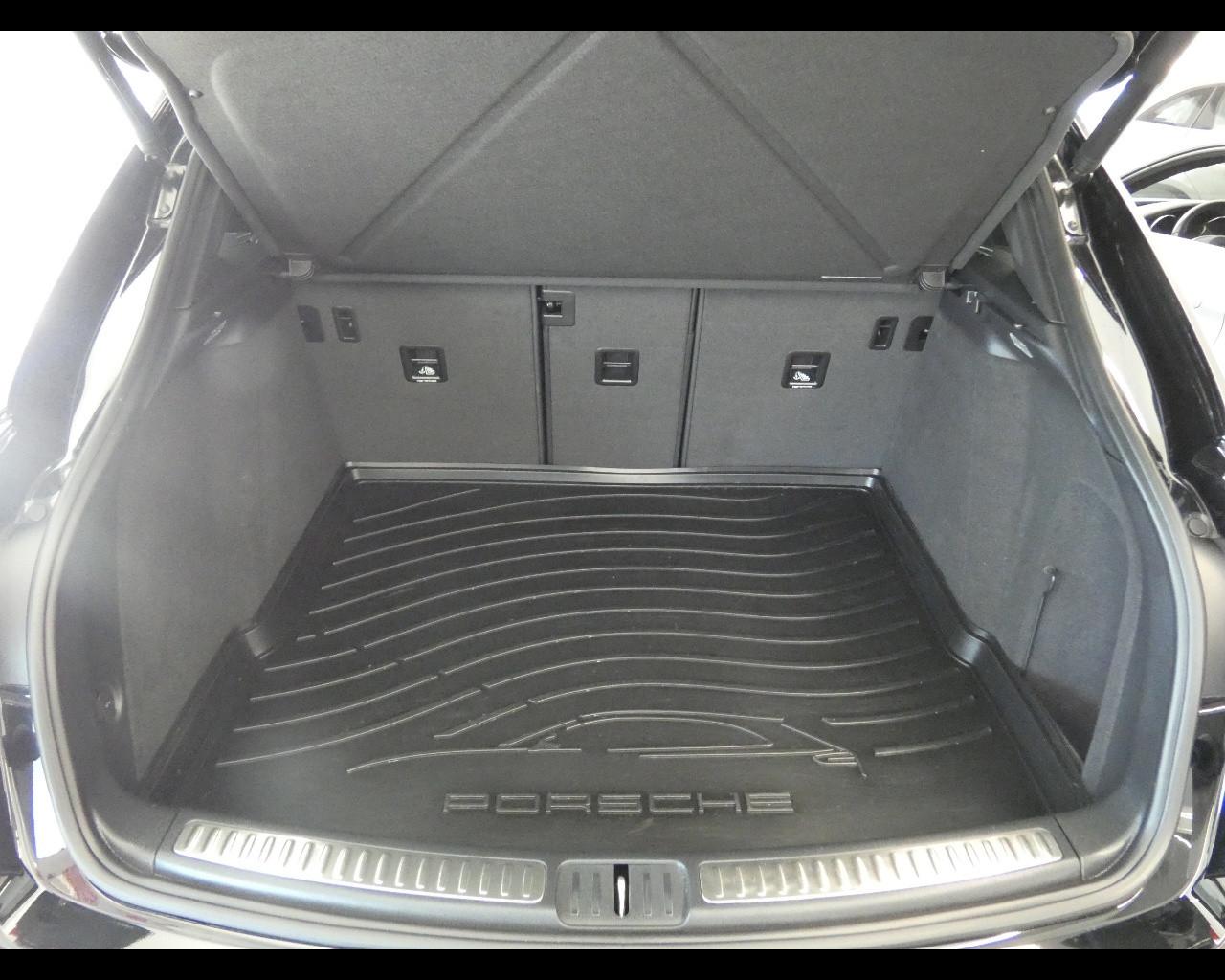 PORSCHE Macan - 2.0 T