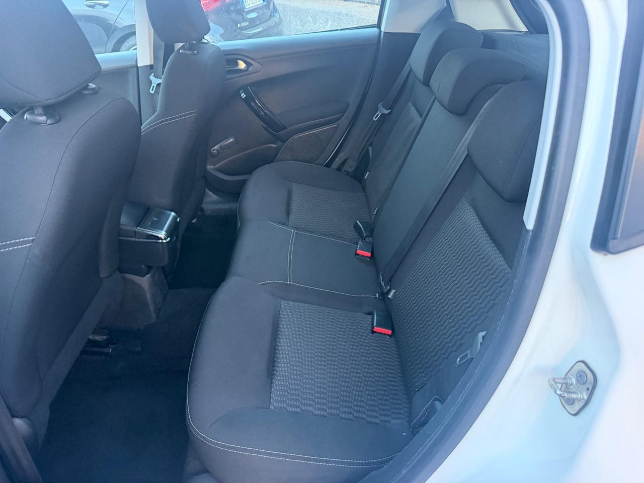 Peugeot 208 PureTech 82 5p. GPL Allure