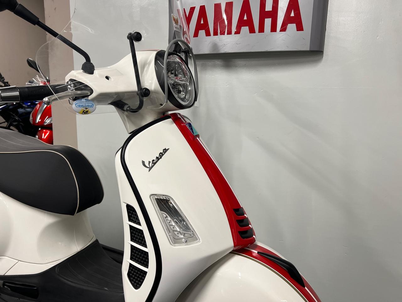 Vespa 300 GTS SPORT / RACING SIXTIES