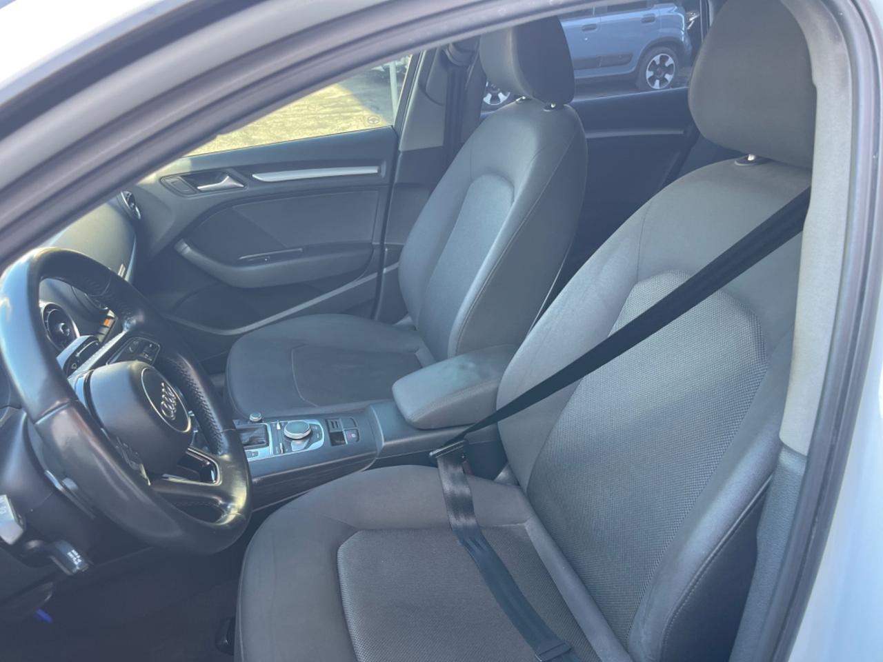 Audi A3 SPB 2.0 TDI S tronic Sport (IDENTITY BLACK)