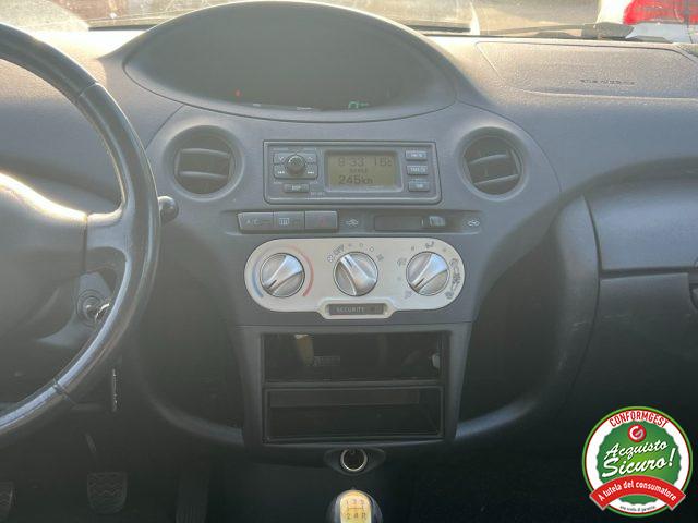 TOYOTA Yaris 1.3i 16V cat 5 porte Sol