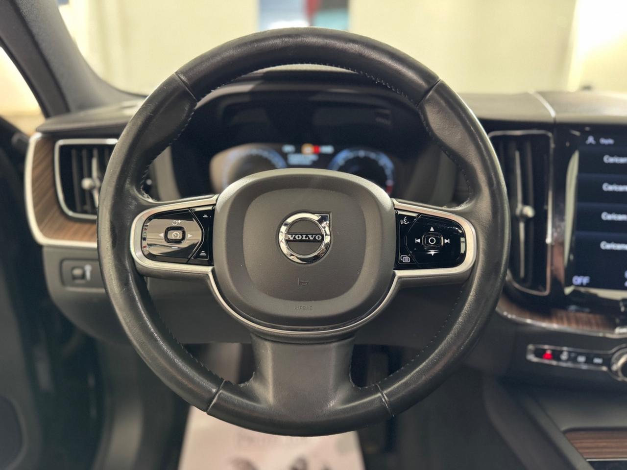 Volvo XC 60 XC60 B4 (d) AWD Geartronic Inscription FULL OPTIONAL, SEDILI IN PELLE CON REGOLAZIONE ELETTRICA CON MEMORIA, CRUISE ADATTIVO, CLIMA TRI-ZONA , PORTELLONE ELETTRICO, APPLE CARPLAY, FARI FULL LED AUTOMATICI E MOLTO ALTRO