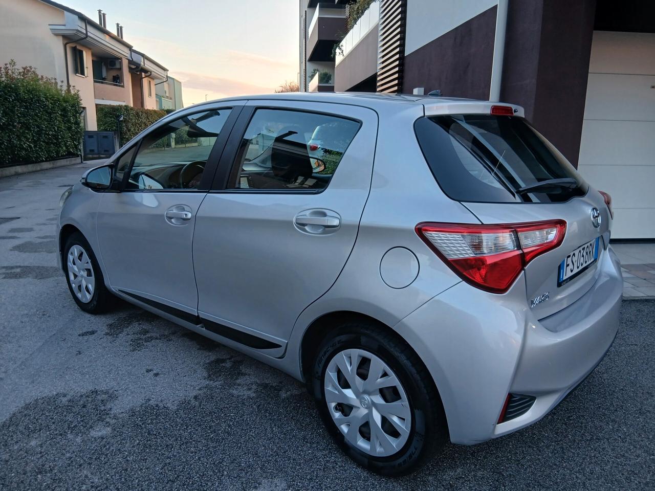 Toyota Yaris 1.0 72 CV 5 porte Active tua a € 199 mese