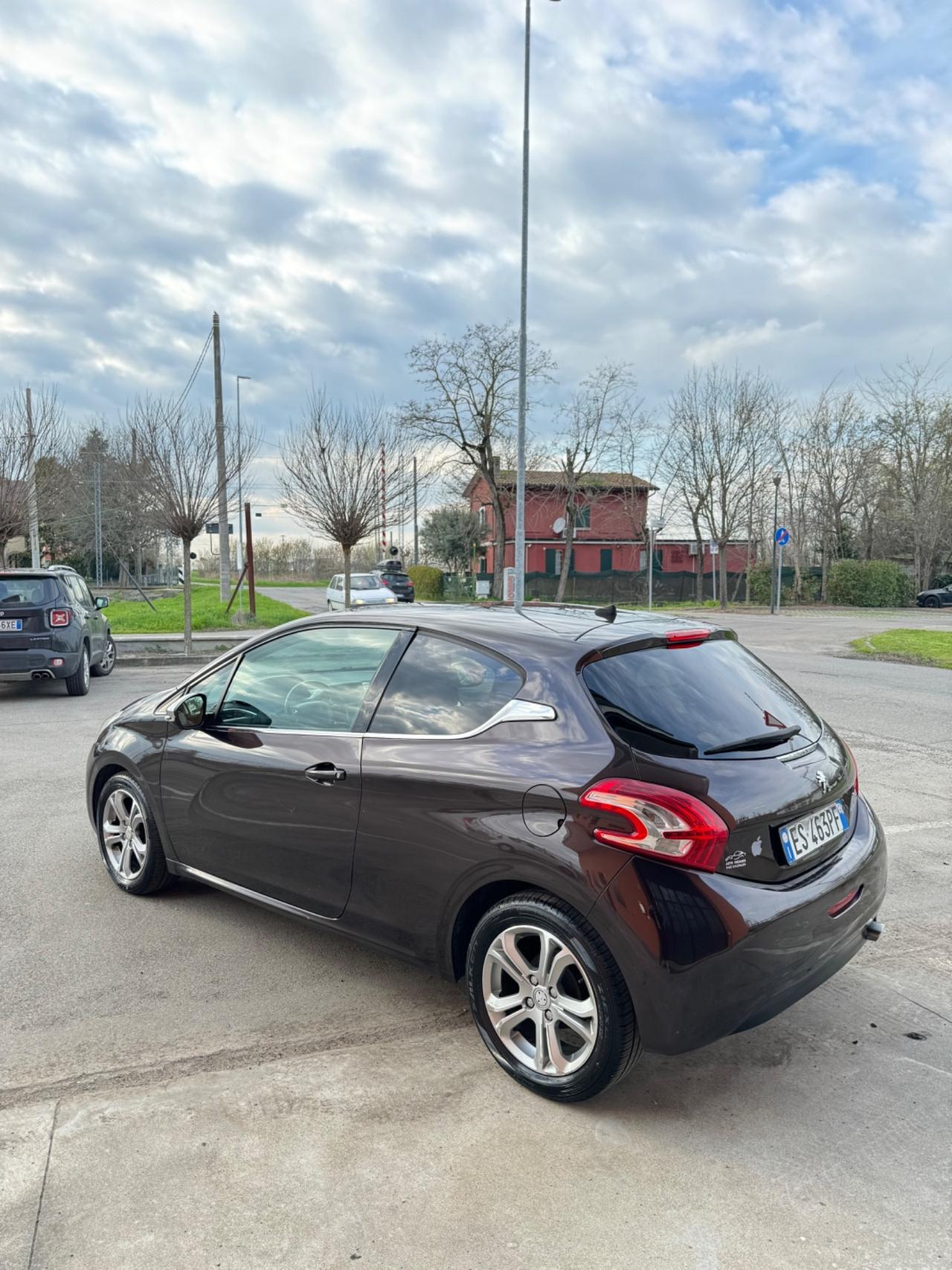 Peugeot 208 allure 1.4 diesel adatta neopatentati