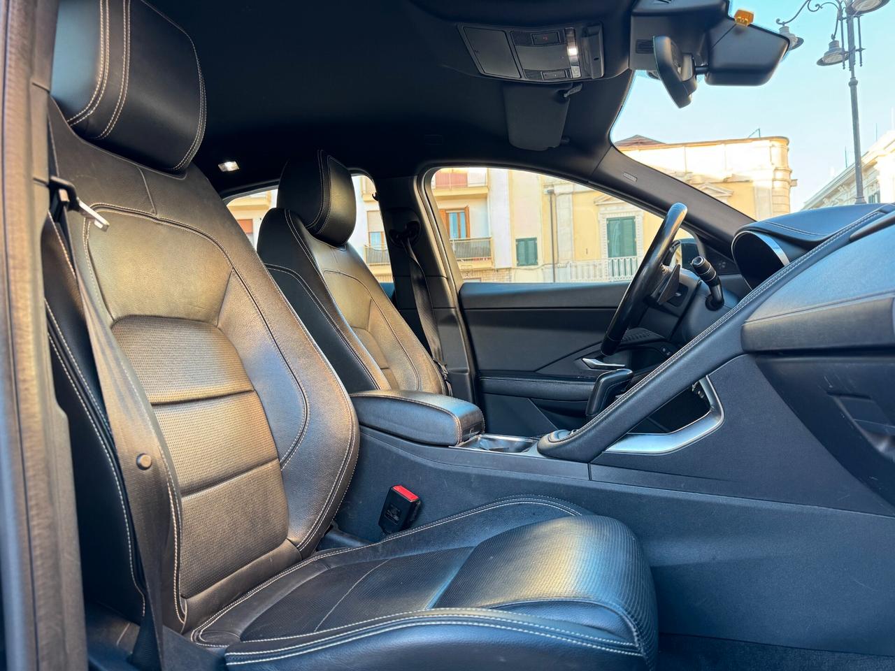 Jaguar E-Pace 2.0D 150 CV AWD R-Dynamic S Autocarro