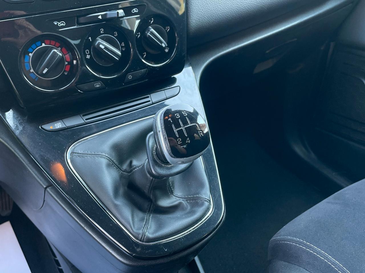 Lancia Ypsilon 1.2 69 CV 5 porte "NEOPATANTATI"