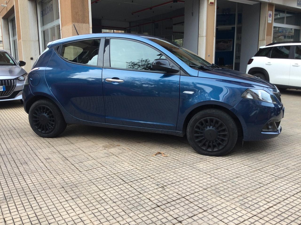 Lancia Ypsilon 1.0 FireFly 5 porte S&S Hybrid Ecochic Silver