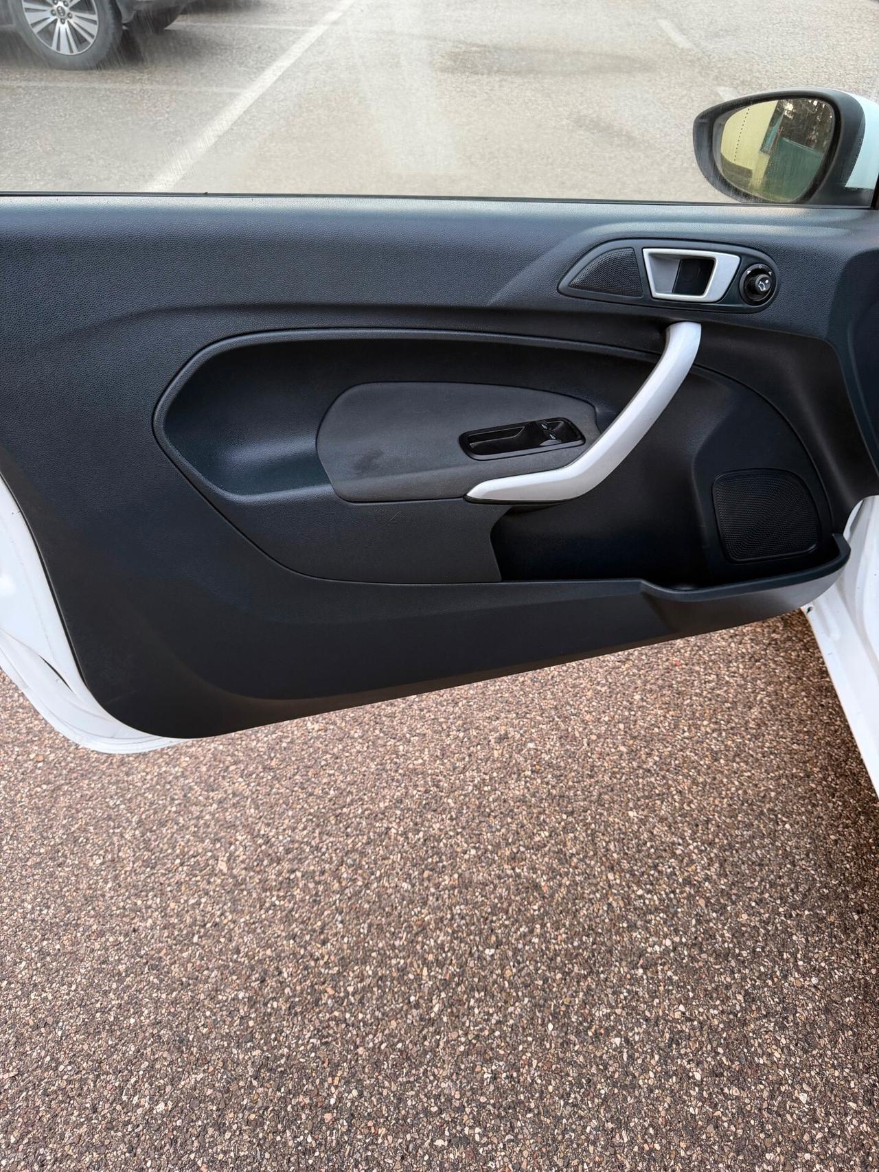 Ford Fiesta 1.4 tdci - NEOPATENTATI - 12 MESI DI GARANZIA -