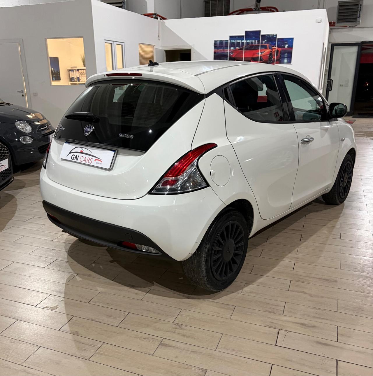 Lancia Ypsilon 1.0 Firefly hybrid