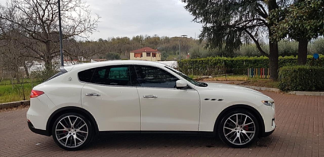 Maserati Levante V6 Diesel 275 Granlusso,pelle rossa,cerchi 21,navi,fari led bixeno,retrocamera,vetri scuri