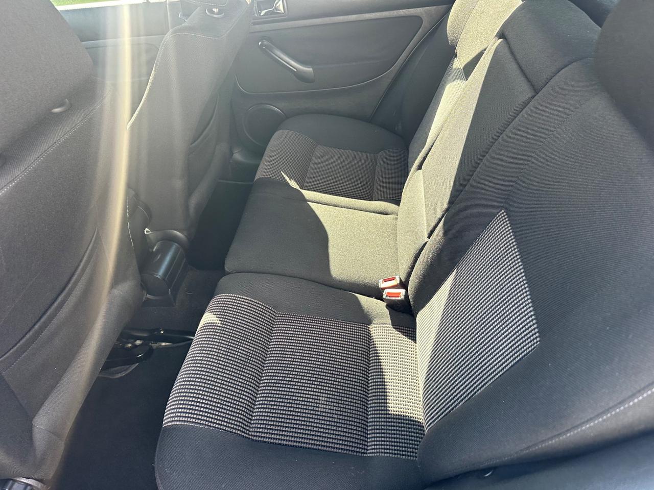Volkswagen Golf 1.6 benz 2000