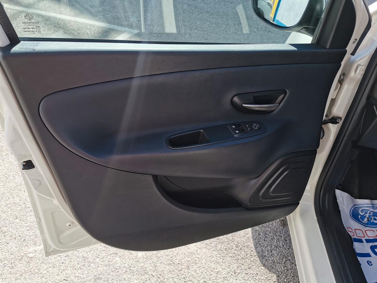 Lancia Ypsilon 1.2 70cv 5 p. Gold