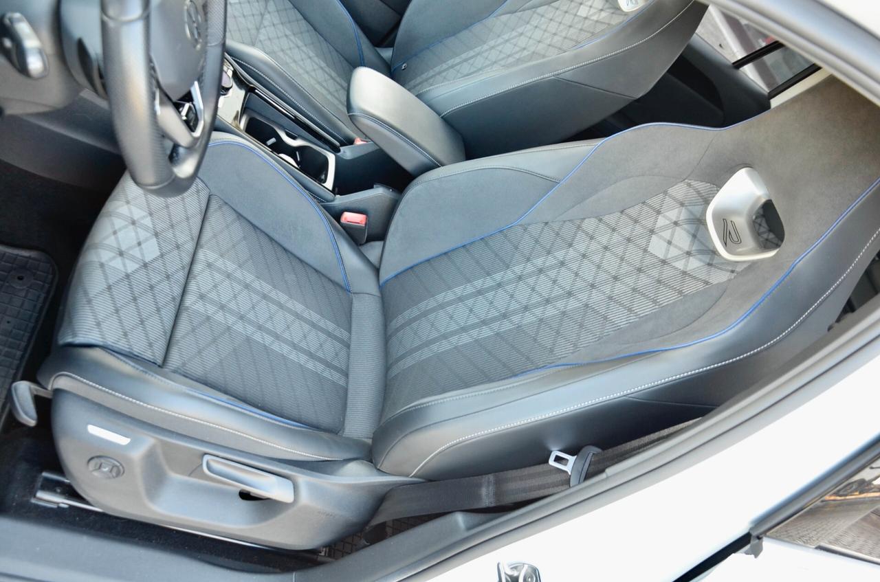 VOLKSWAGEN TIGUAN 2.0 TDI R-LINE 150cv DSG, UNICOPROPRIETARIO, GARANZIA VW 5/28, UFF ITALIANA, IQ LED, SEDILI A GUSCIO, 19″, PERMUTE
