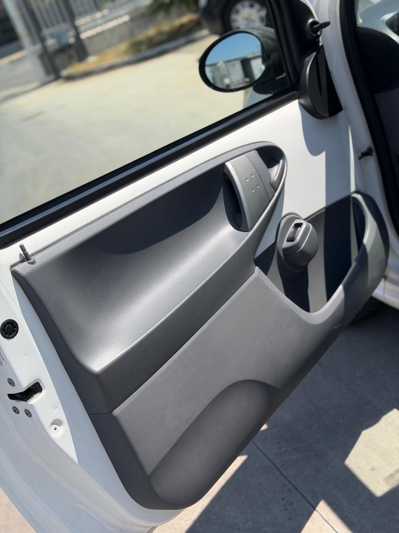 Peugeot 107 1.0 BENZINA 2012 - CLIMA, SERVOSTERZO