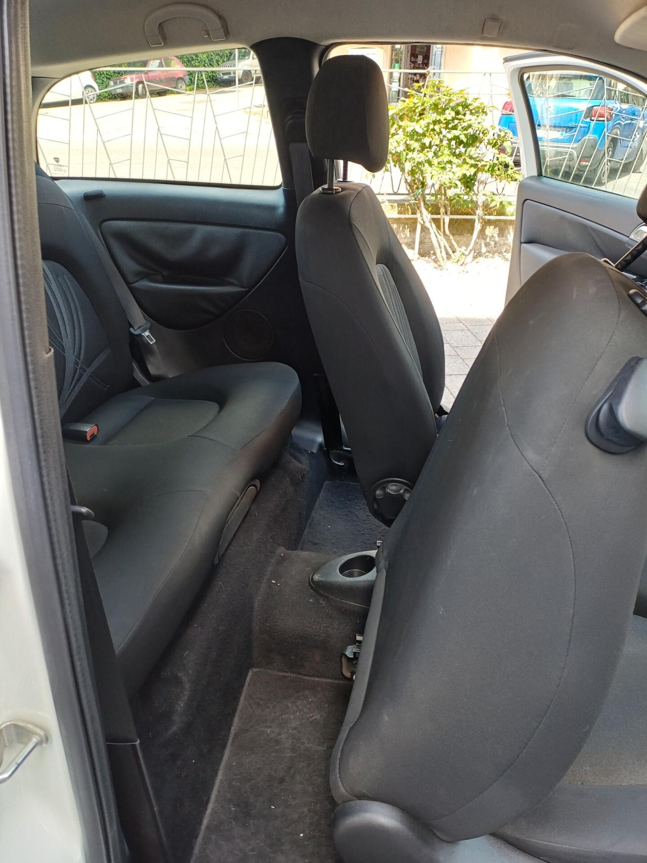 Lancia Ypsilon 1.3 MJT 75 CV Unyca