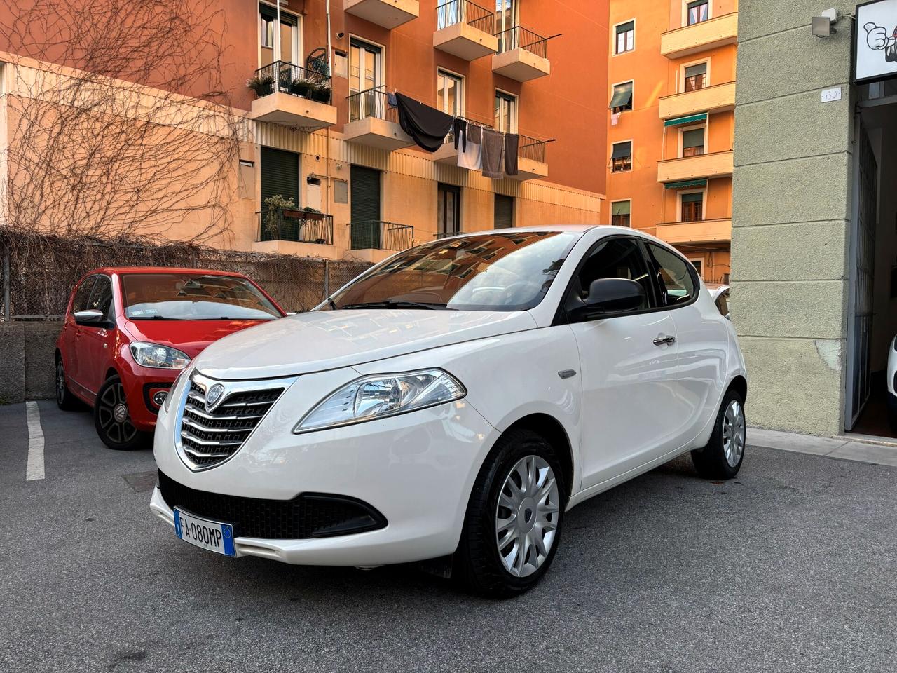 Lancia Ypsilon 1.2 69 CV 5 porte Silver POSTI