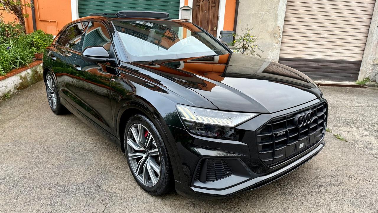 Audi Q8 50 TDI 286 CV quattro Tetto Matrix interno RS