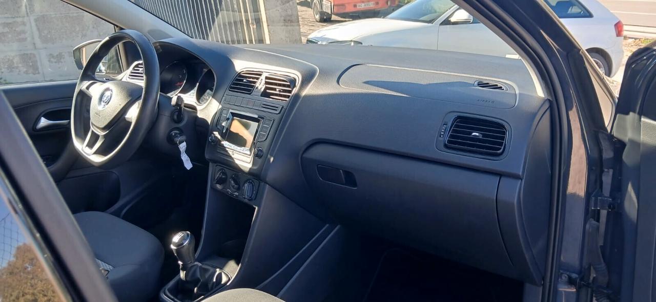 Volkswagen Polo 1.0 MPI 5P Trendline - 2014