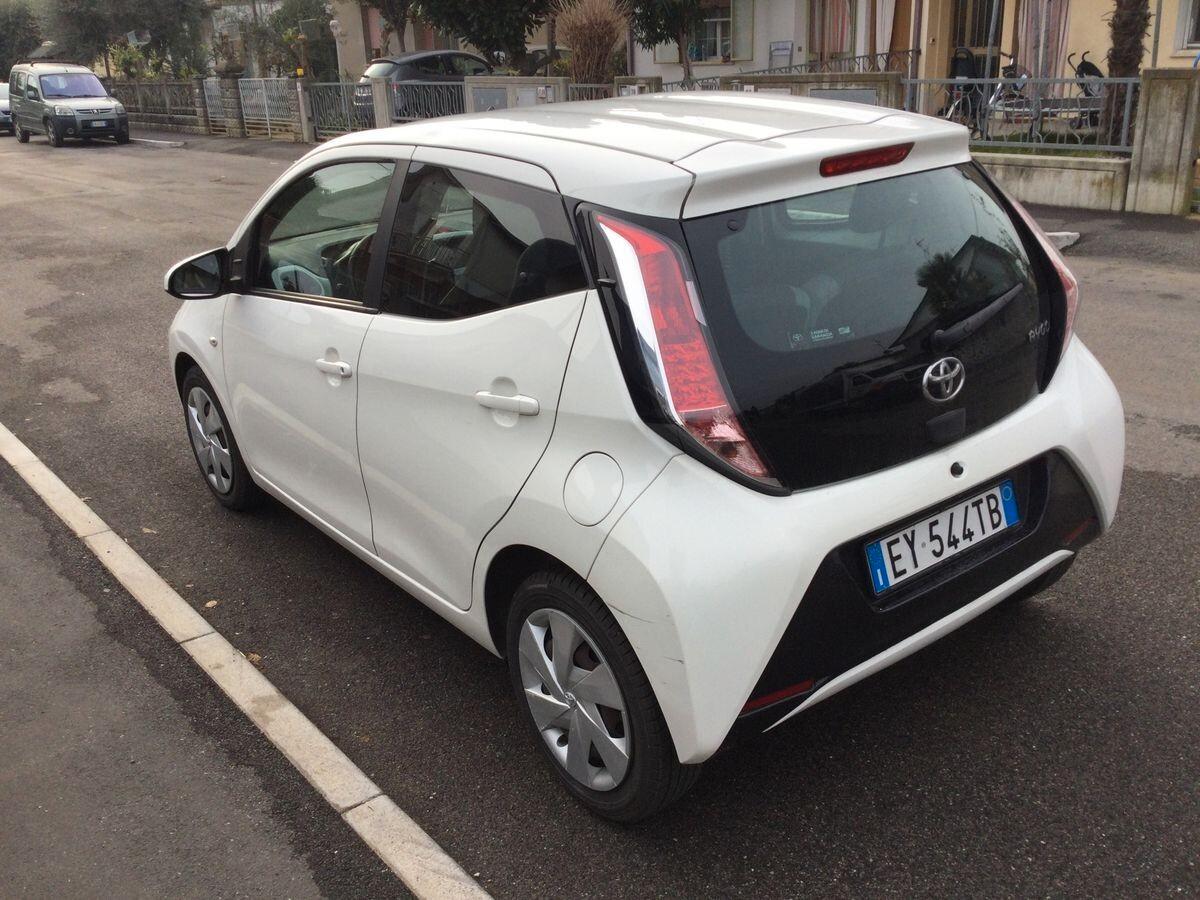 Toyota Aygo 1.0 VVT-i 69 CV 5 porte x-play MMT
