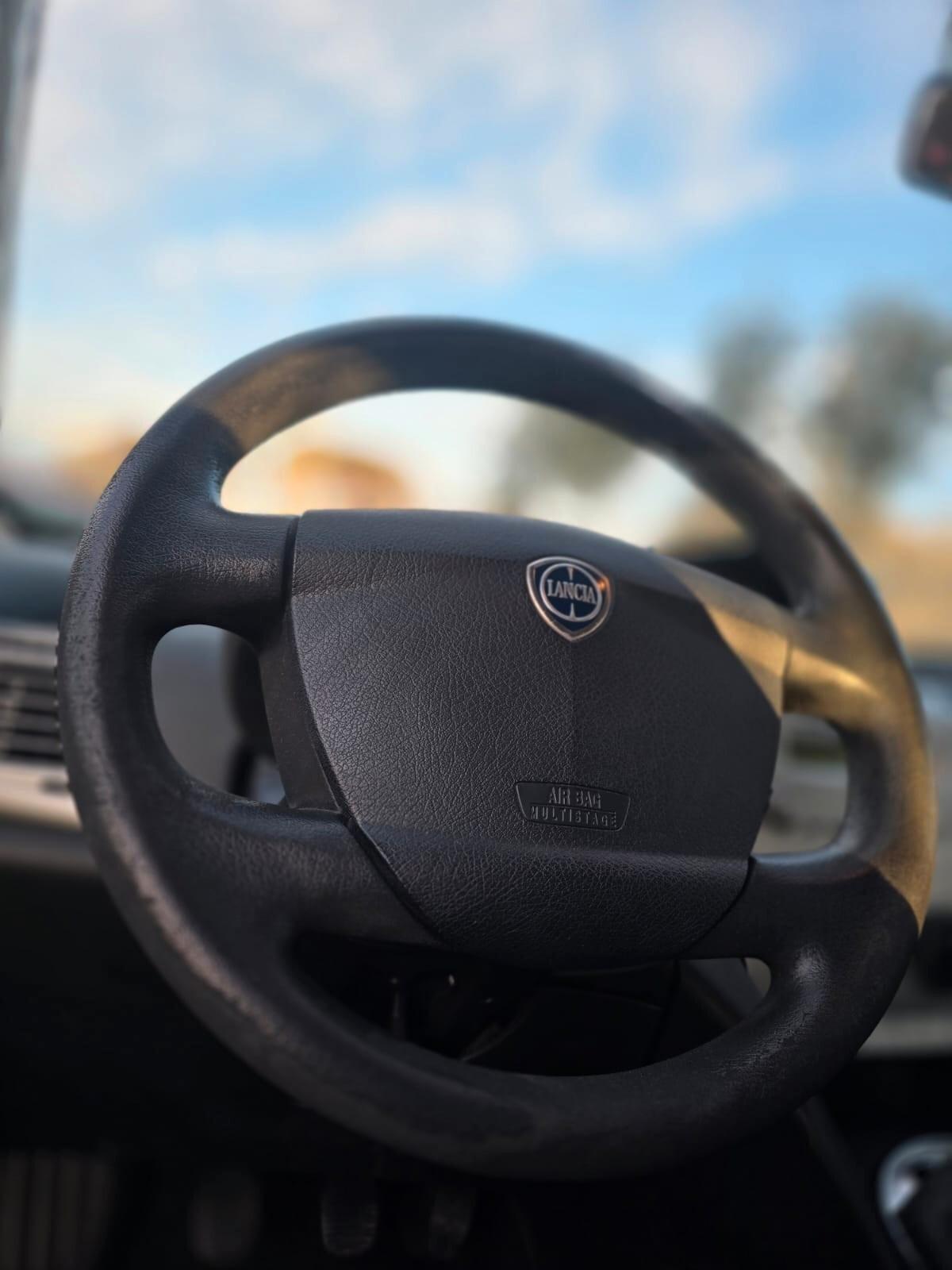 Lancia Ypsilon 1.2 69 CV Unyca