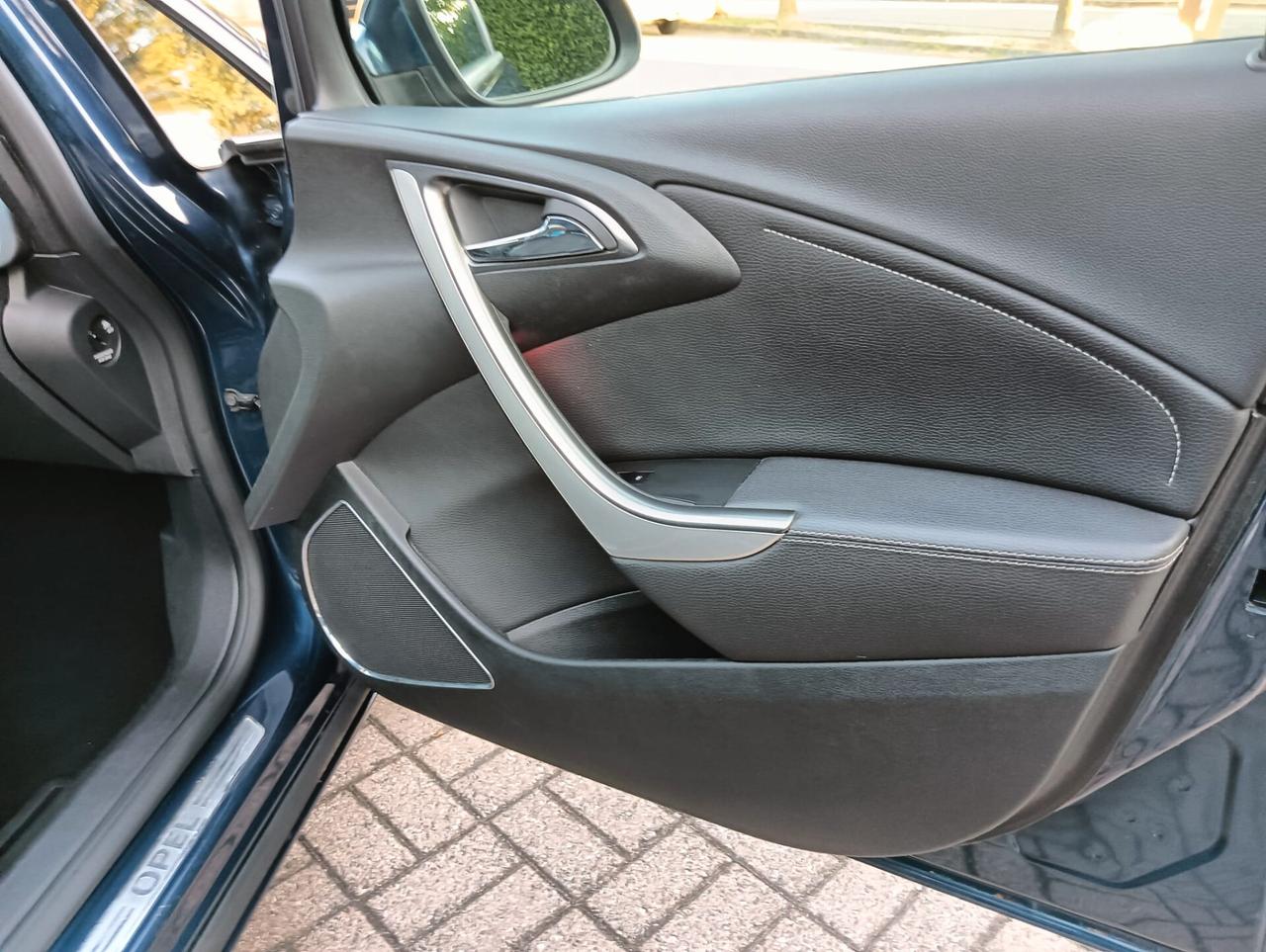 OPEL ASTRA..ANNO 2012....NEOPATENTATIIL..SENSORI DI PARCHEGGIO POSTERIORI ANTERIORE..NAVIGATORE. CRUYS CONTROL. CELL 320 147 1147 WUATSAPP. CELL 3276540940..PREZZO 530O€ TRATABILLE 0