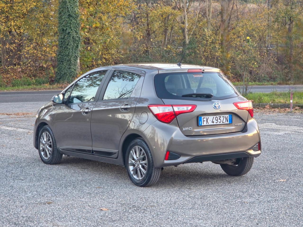Toyota Yaris 1.5 Hybrid 5 porte Business 2017-E6B Automatico NEO