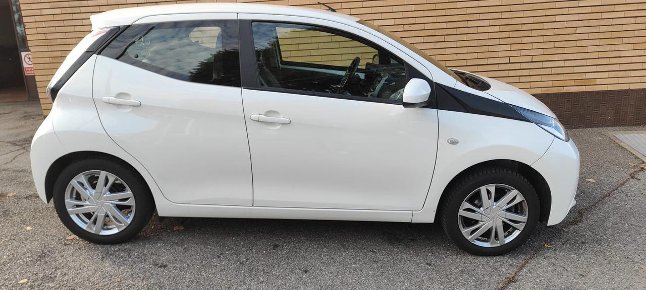 Toyota Aygo 1.0 VVT-i 69 CV 5 porte x-play TSS