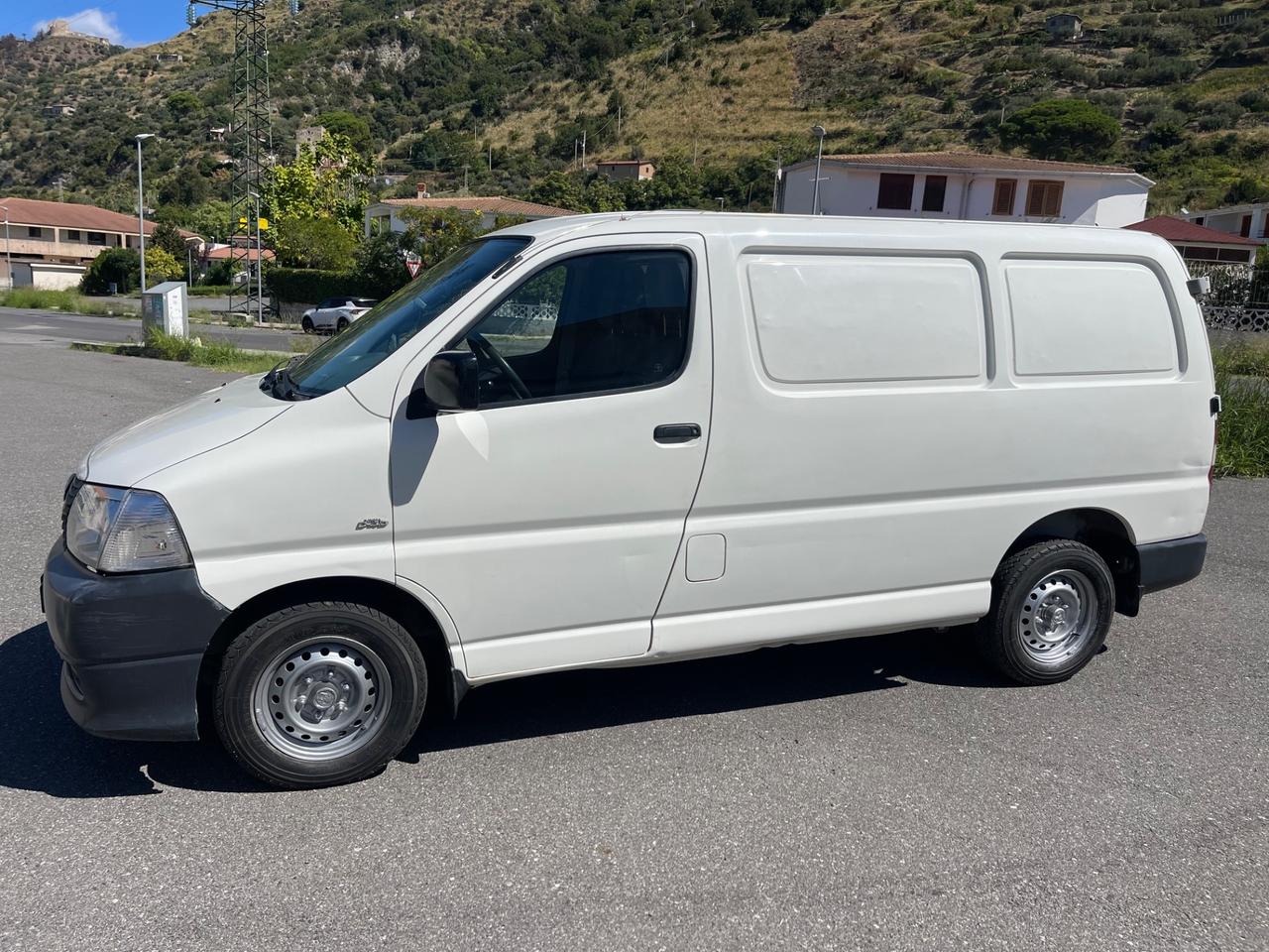 Toyota Hiace 2.5 D-4D Van 3 posti