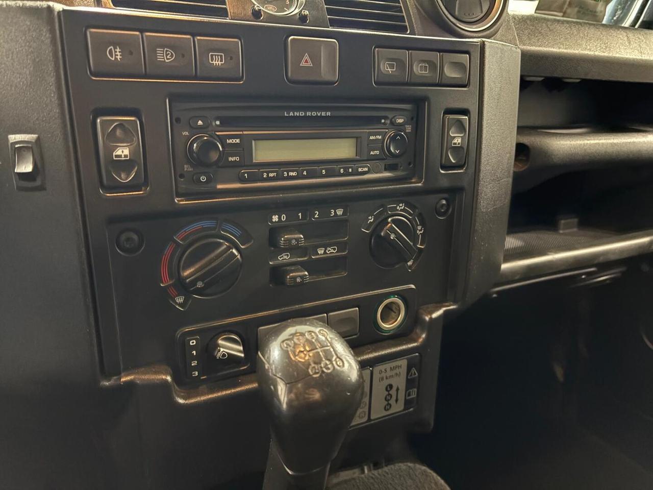 Land Rover Defender VI 2007 90 Defender 90 2.4 td E