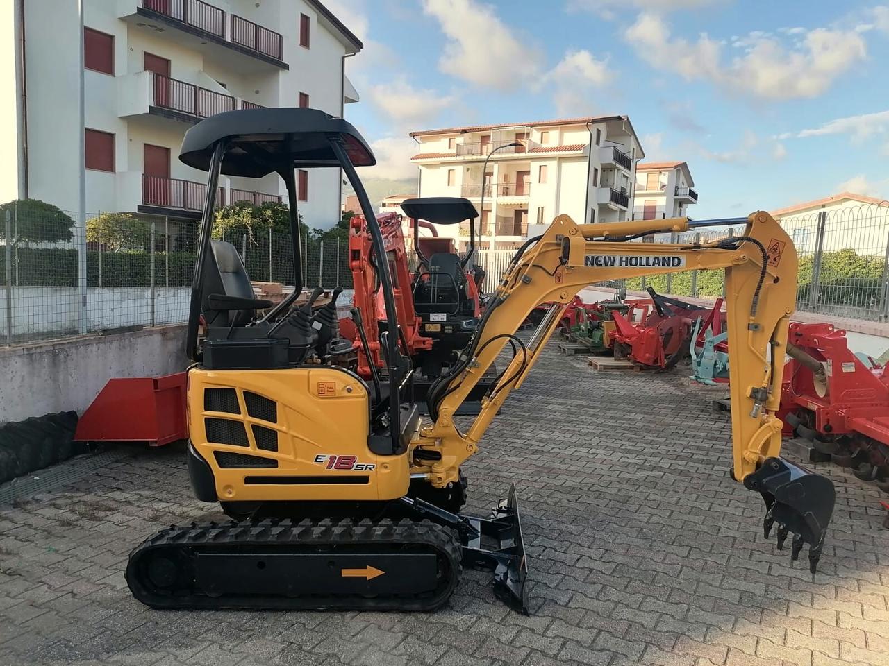 Escavatore Seminuovo New-Holland E18 SR (18 Quintali)