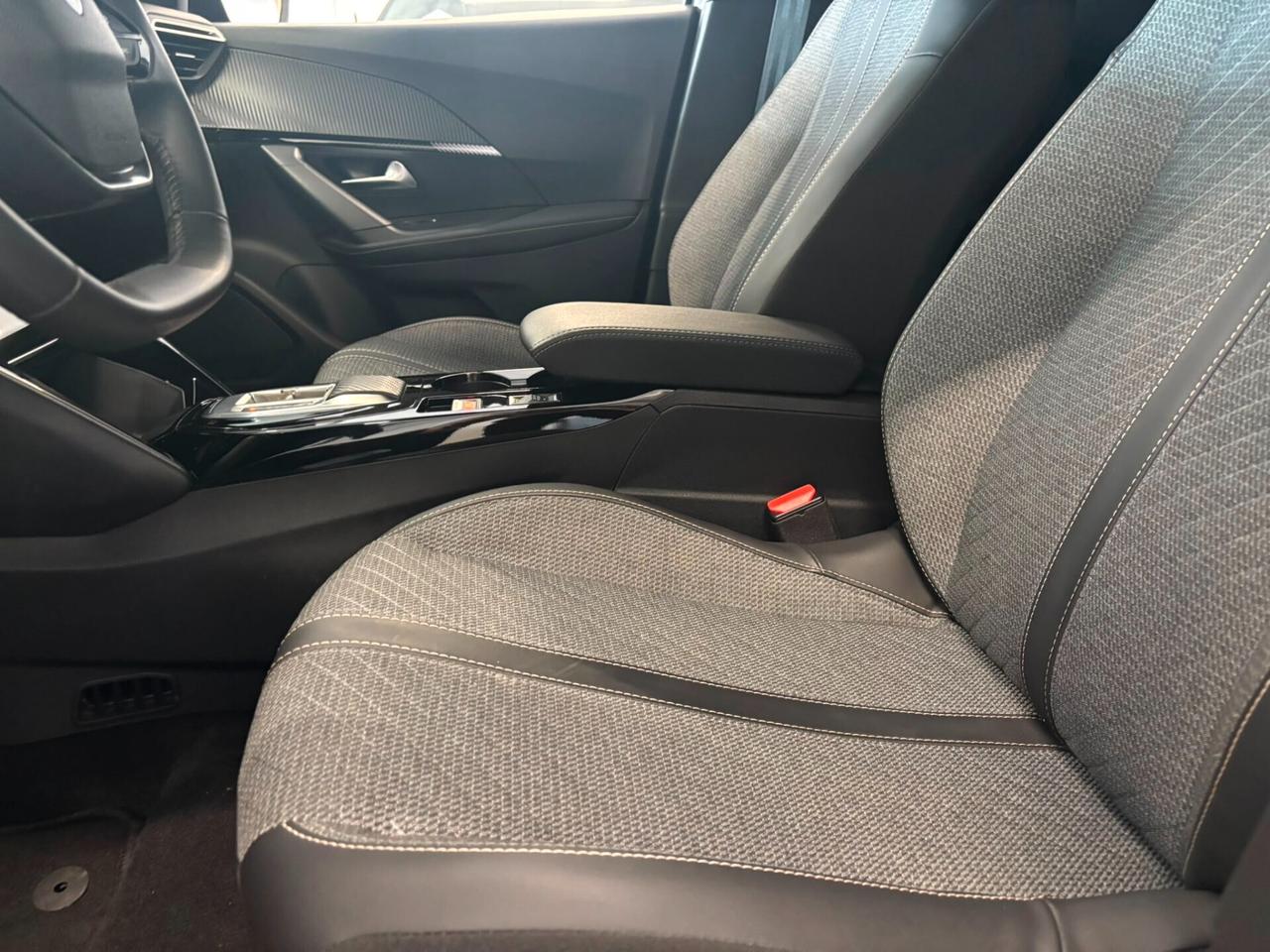 Peugeot 2008 ALLURE motore elettrico 156 CV 54 kWh SPOTICAR