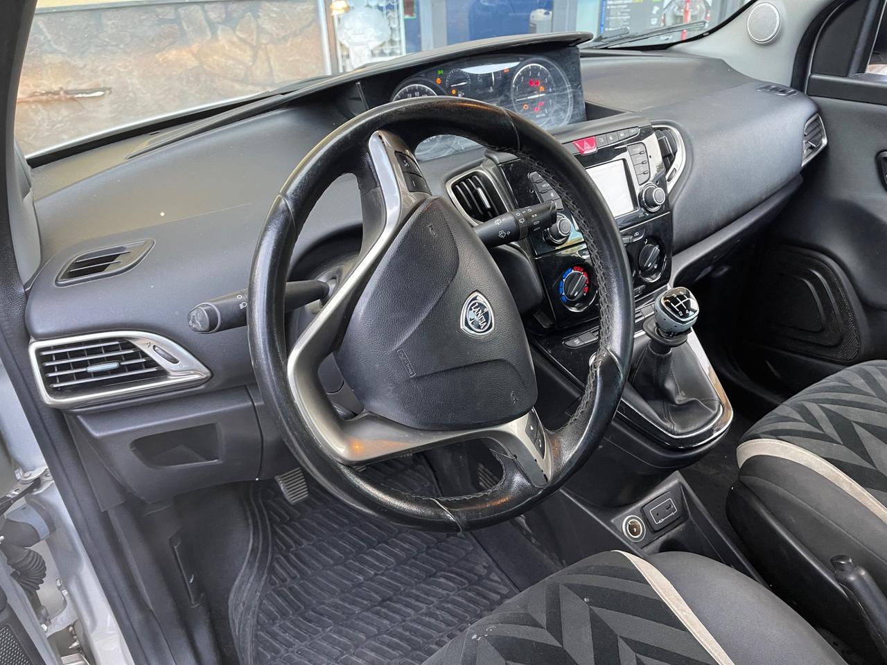 Lancia Ypsilon 0.9 TwinAir 85 CV 5 porte Metano Ecochic Gold