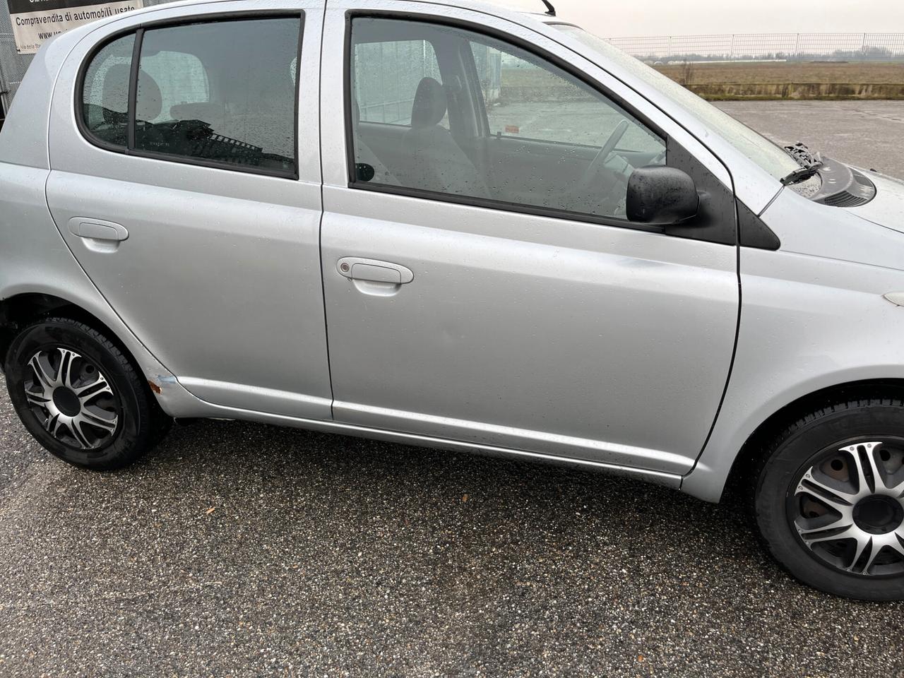 Toyota Yaris 1.0i 16V cat 5 porte Sol SOLI 147320 KM ORIGINALI ADATTA AI NEOPATENTATI