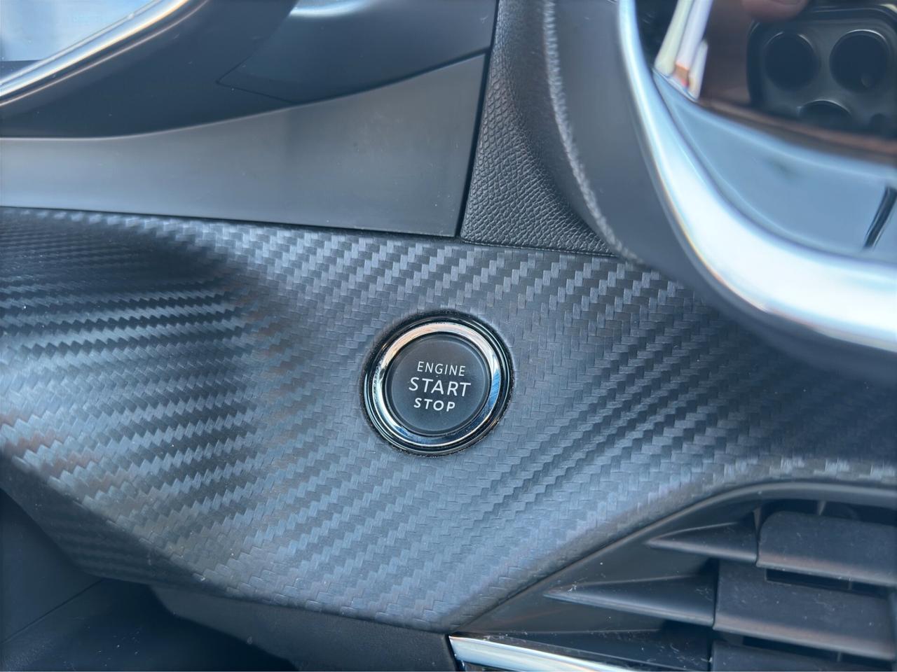 Peugeot 208 PureTech 100 ALLURE PACK-KEYLESS(CARPLAY